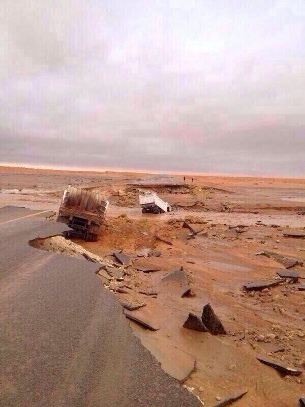 صورة تبين انهيار الشوارع في مدينة سكاكا #السعودية #سكاكا_تغرق