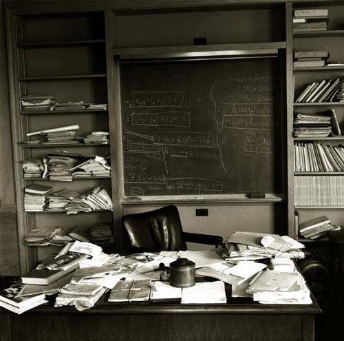 صورة لمكتب #أينشتاين التقطت بعد ساعات من وفاته في 18 أبريل 1955