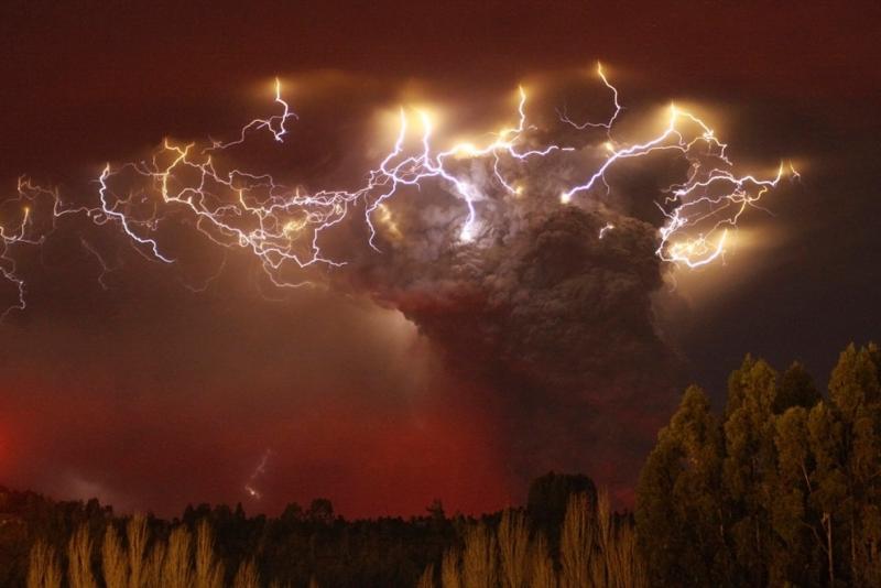 Lightning flashes around the ash plume of the Puyehue-Cordon Caulle #Nature