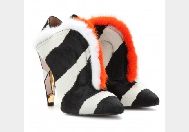 فرو المنك والثعلب يسيطران على تصاميم Fendi لشتاء 2014 حذاء أسود وبني مع برتقالي