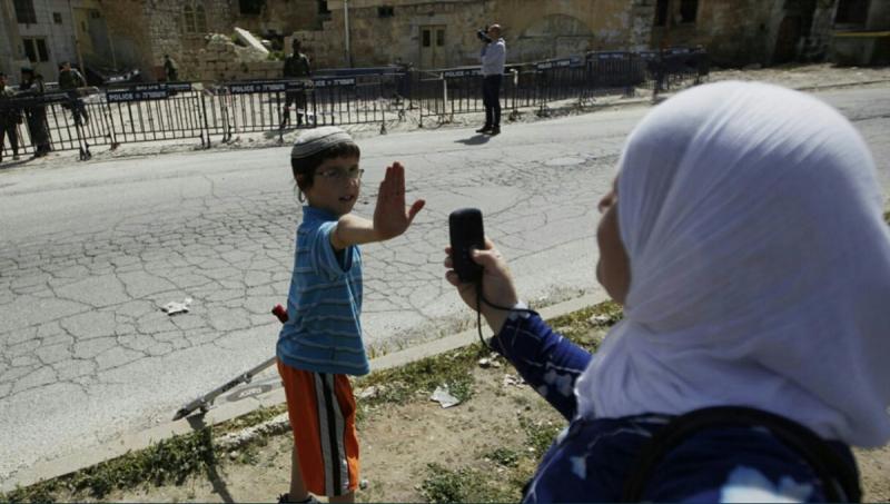 طفل يهودي يحاول منع فتاة فلسطينية من تصوير #المسجد_الأقصى #فلسطين
