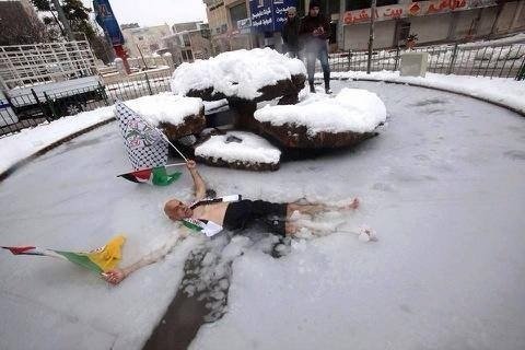 الحاج اسحق ابو ميالة يسبح في دوار ابن بشر في الخليل