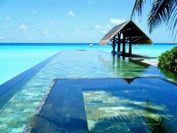 An awesome swimming pool overlooking the Ocean