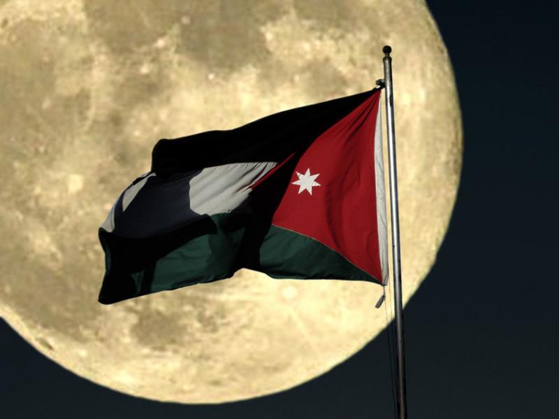 علم #الأردن مع القمر مكتملا كخلفية #خلفيات