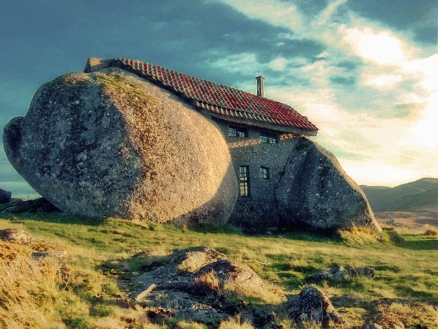 Amazing Buildings - Stone House (FAFE, Portugal)