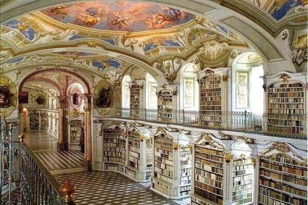 صورة لمكتبة دير أدمونت في النمسا.. 