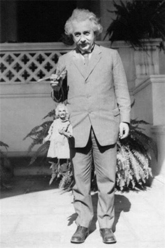 ألبرت أنشتاين يحمل دمية على شكله! 1931