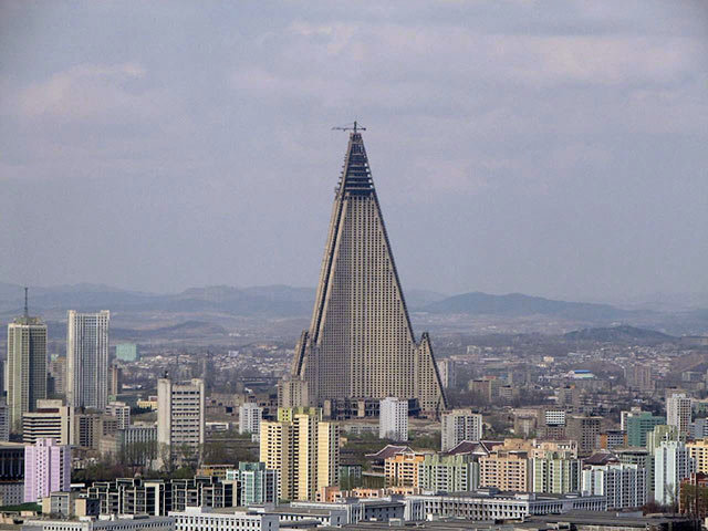 Amazing Buildings - Ryugyong Hotel (Pyongyang, North Korea)