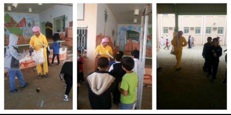 بالصورة معلم يرتدي زي عامل نظافة