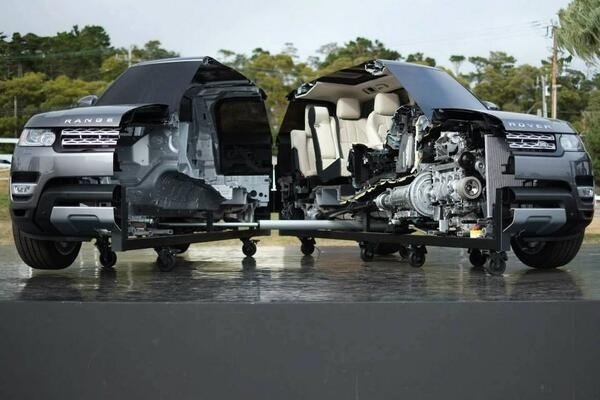 صورة ل Range Rover قسمت الى قسمين #معلومات
