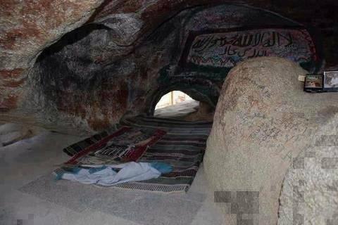 غار حراء من الداخل 