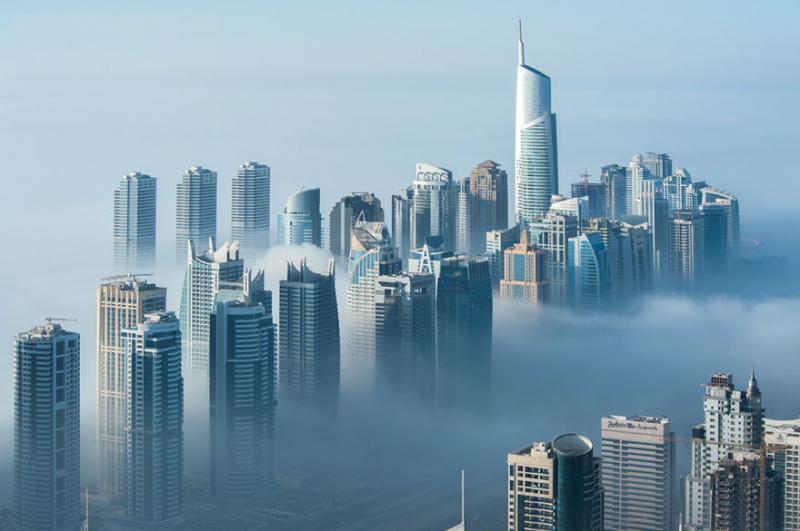 أبراج دبي تحت الغيوم 