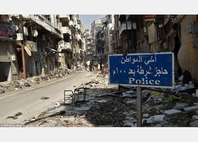 الذهول يخطف فرحة سكان مدينة حمص بعودتهم إلى بيوتهم المدمرة