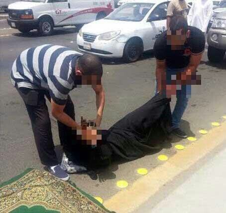 صورة مرعبة ل‏محاولة انتحار أقدمت عليها خادمة من جنسية أفريقية، حيث ألقت نفسها من أحد كباري #جدة
