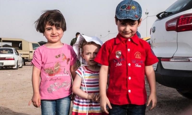 صورة ‏أطفال في مخيم بالقرب من حاجز امني في الموصل، العراق