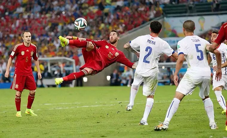 ضربة هوائية لسيرجيو راموس في المباراة مع تشيلي #كأس_العالم