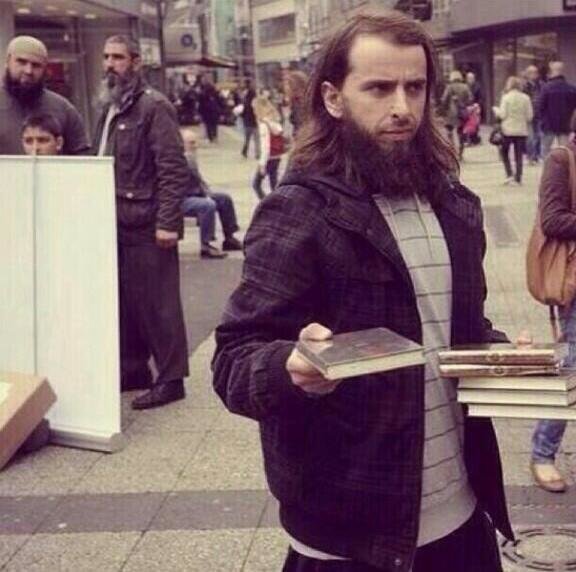 ‏#صورة لشاب مسلم في #ألمانيا وهو يوزع القرآن الكريم في الشارع وذالك مع قرب شهر رمضان.
