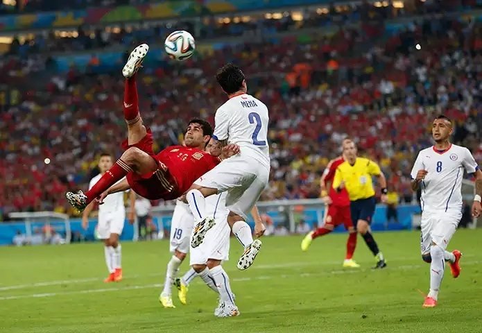 ضربة هوائية لكوستا في المباراة مع تشيلي #كأس_العالم