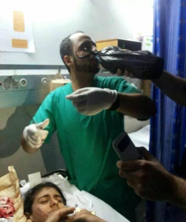 طبيب فلسطيني يتناول إفطاره أثناء عملية جراحية لأحد الأطفال - الحياة #غزة_تحت_القصف