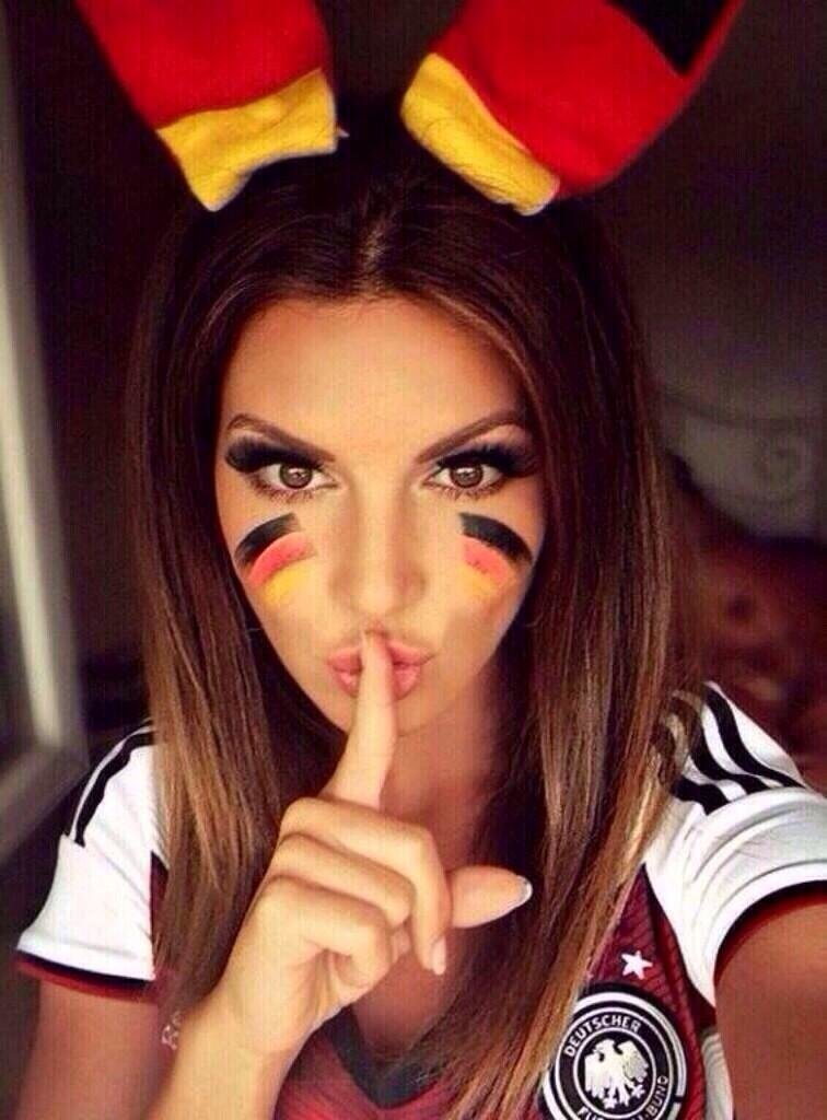 مشجعات المانيا يطالبن مشجعات الأرجنتين بالصمت بعد حصولهم على #كأس_العالم