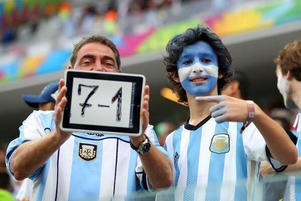 مشجعو الأرجنتين يهزأون من نتيجة مباراة #البرازيل_المانيا #كأس_العالم