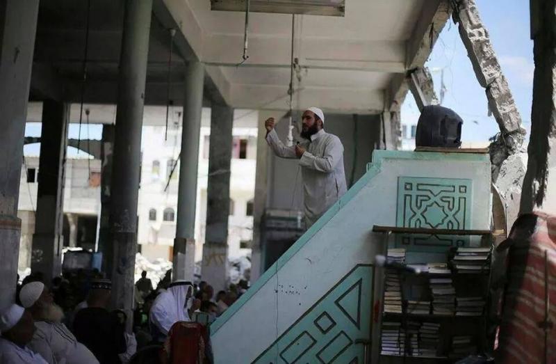 لم يمنعهم هدم المسجد من اقامة الصلاة،فالارض مسجدهم #غزة_تحت_القصف