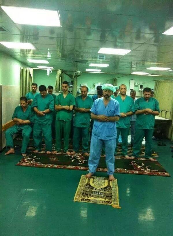 اطباء غزة او ابطال غزة يستريحون فقط للحظات #غزة_تحت_القصف