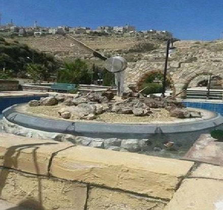 نافوره على شكل منسف في مدينة الكرك الاردنيه