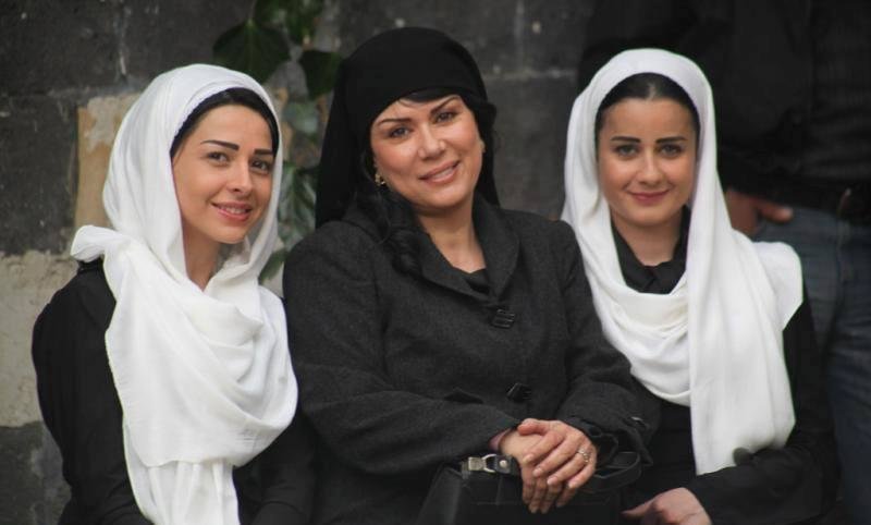 صورة ليلى جبر وتاج حيدر وروعة السعدي في كواليس مسلسل طوق البنات