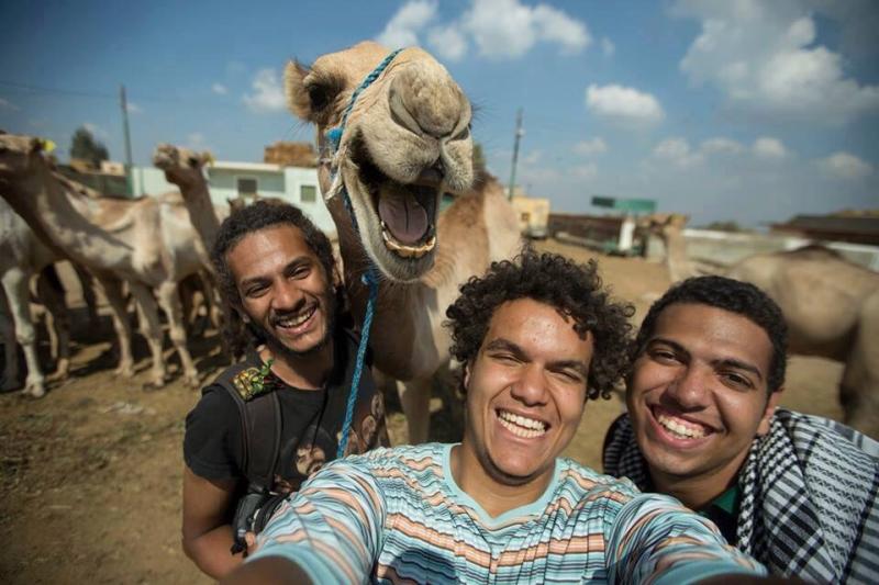 #سيلفي جمل مع قرايبه