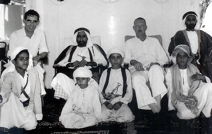 الشيخ صقر بن محمد القاسمي على احد السفن ويبدوا امامه ابناه الشيخ خالد إلى اليمين وإلى جواره الشيخ سلطان بينما جلس الشيخ حميد بن محمد القاسمي إلى اليمين , ويعد الشيخ صقر حاكم رأس الخيمة الذي يعد حكمه