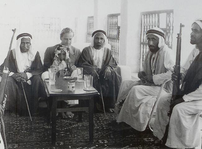 الشيخ صقر بن محمد القاسمي وإلى يمينه في الوسط رونالد كودراي ويليه والد الشيخ صقر ، الشيخ محمد بن سالم القاسمي ، كما يبدو في يمين الصورة راشد لوتاه