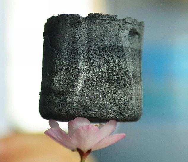علماء صينيون يعلنون نجاحهم في صنع مادة عازلة صلبة أخف من الهواء بسبع مرات بإسم Graphene aerogel