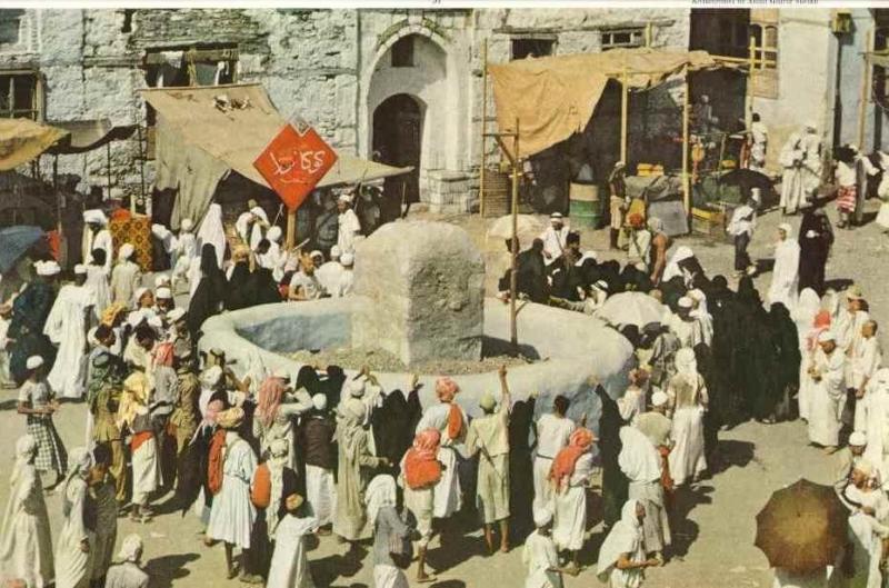 صورة من رمي الجمرات عام 1960 واللافت علامة كوكاكولا بجوار الموقع #الحج