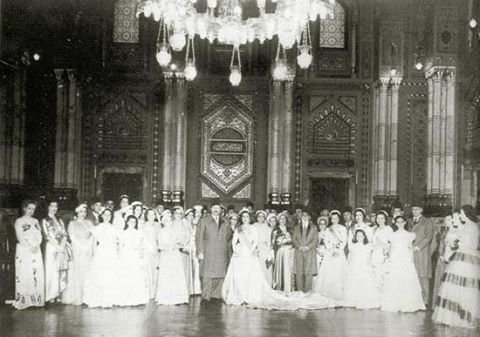 صورة ملكية تجمع الاسرة العلوية ويتوسطهم الملك #فاروق والملكة ناريمان بمناسبة عقد قرانهم 1951
