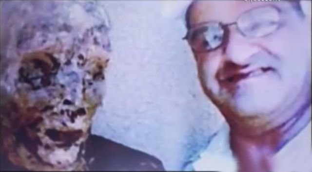 لبناني ينبش قبر أمه ويلتقط #سيلفي معها
