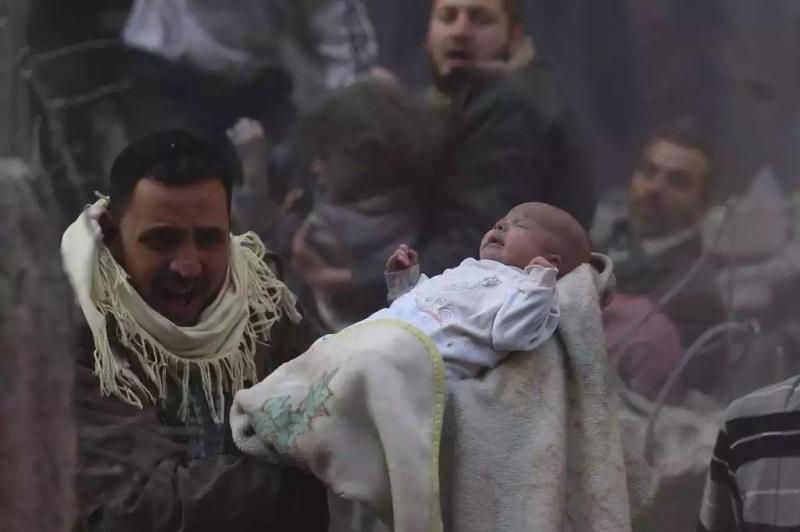 أفضل صور العالم لعام ٢٠١٤ حسب WSJ - رجل يخرج طفلا من ركام تفجير في دمشق #سوريا