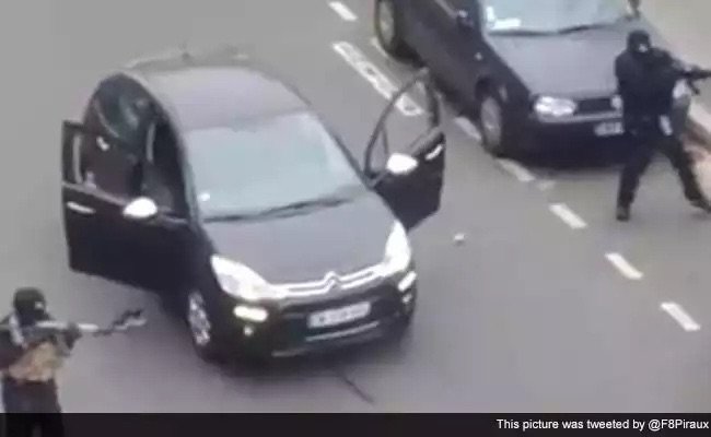 صورة الملثمين الذين اقتحموا مكتب مجلة Charlie في #باريس وقتلوا ١٢ شخصا بسبب الكاريكاتير المسيء -حسب ما نشر-