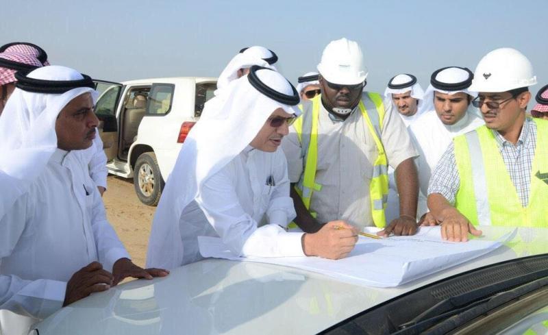  ‏#صور متداولة: وزير النقل المهندس في زيارة مفاجئة يتفقد مشاريع الطرق بمنطقة #جازان