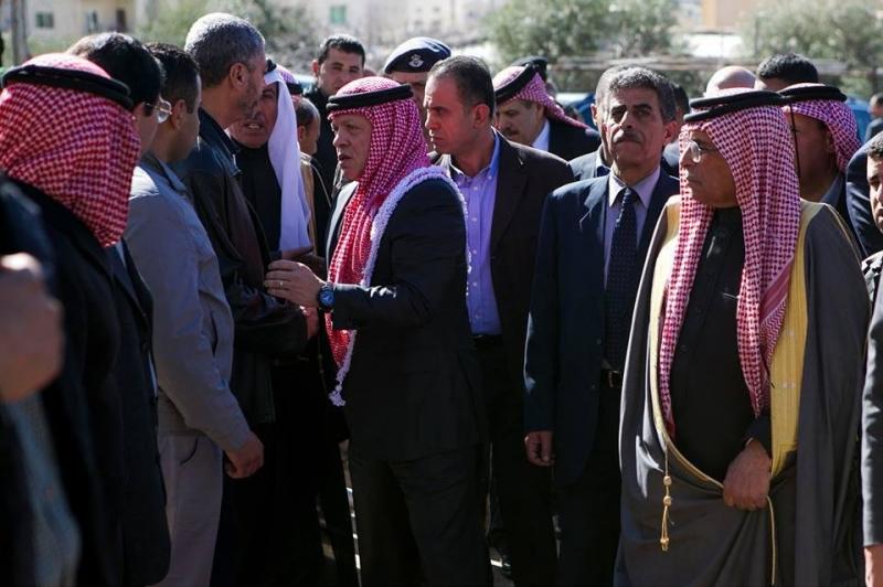 صورة‏3: جلالة الملك عبدالله الثاني يقدم واجب العزاء لأسرة الشهيد #معاذ_الكساسبة في #الكرك