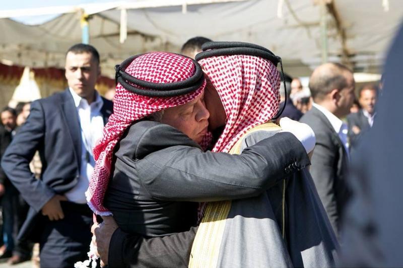 صورة‏7: جلالة الملك عبدالله الثاني يقدم واجب العزاء لأسرة الشهيد #معاذ_الكساسبة في #الكرك