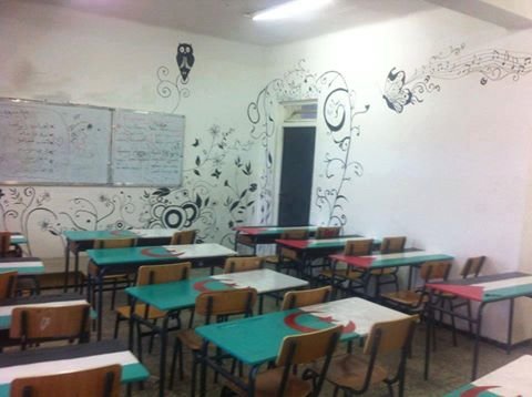 #مدرسة في الجزائر تكسوا مقاعد فصولها بأعلام #فلسطين و#الجزائر