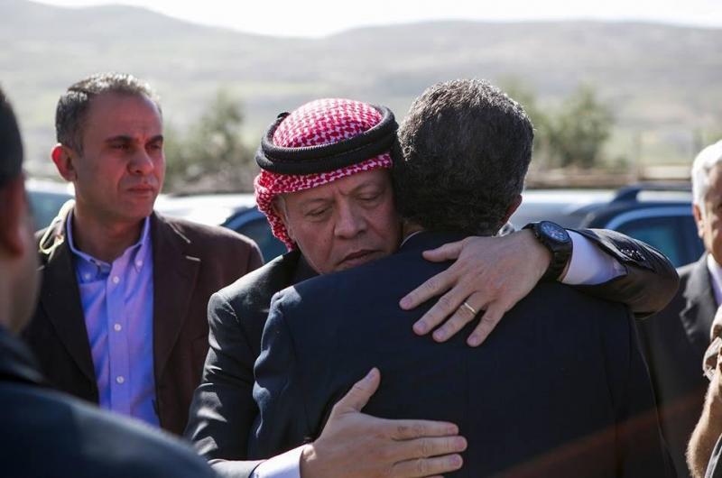صورة‏5: جلالة الملك عبدالله الثاني يقدم واجب العزاء لأسرة الشهيد #معاذ_الكساسبة في #الكرك