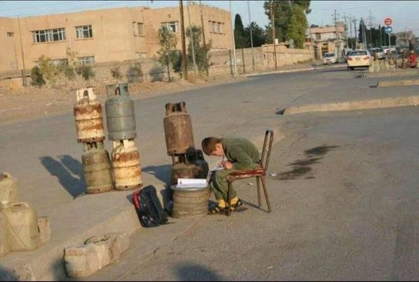 #صورة لطفل #عراقي يبيع اسطوانات الغاز ليوفر المال لأهله لم يمنعه الفقر من مواصلة تعليمه
