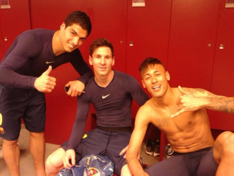 نشر #نيمار صوره سيلفي مع #ميسي و#سواريز بعد فوز على #ريال_مدريد #برشلونه