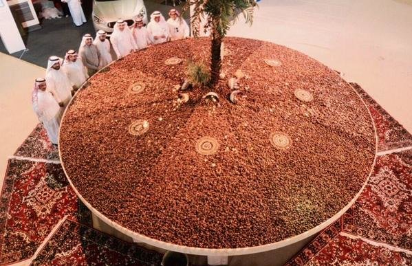 صورة أكبر طاولة تمور في أحد مهرجانات #الأحساء تستعد لدخول الموسوعة العالمية #جنيس #السعوديه