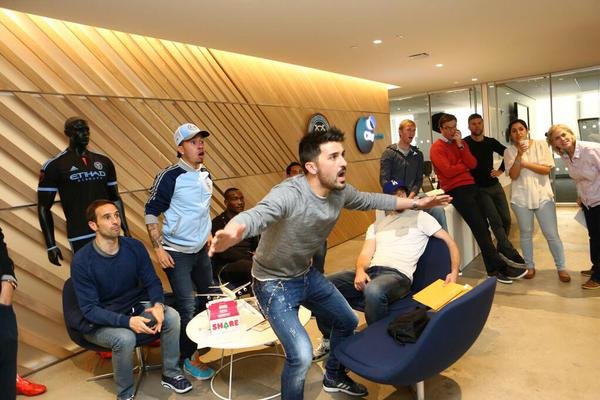 حماس #ديفيد_فيا خلال متابعته لقاء #باريس _برشلونة في مانهاتن #كوره 