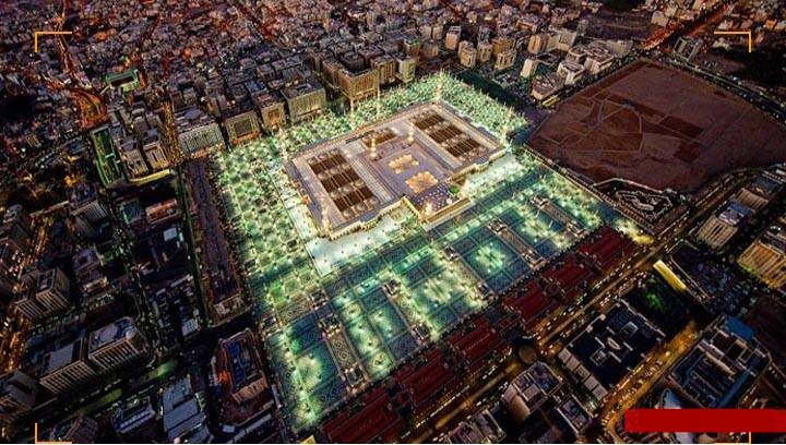 لقطة جوية وقت الإفطار في رمضان تُبين مدى جمال المسجد النبوي الشريف وساحاته المضيئة.
