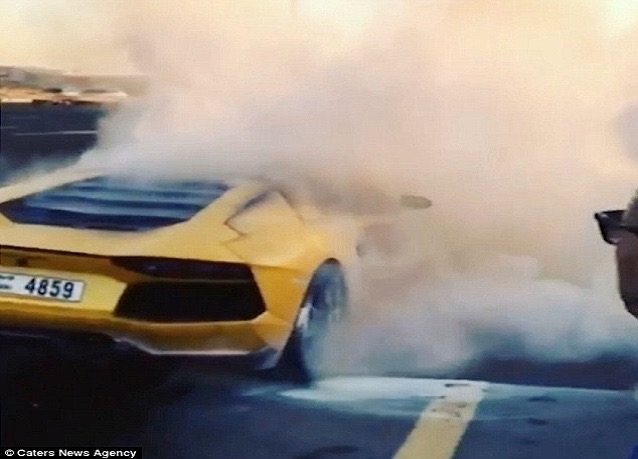 النيران تلتهم -لامبورغيني- في #دبي حسب صحيفة الدايلي ميل - صورة ٣