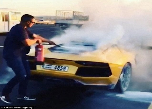 النيران تلتهم -لامبورغيني- في #دبي حسب صحيفة الدايلي ميل - صورة ١